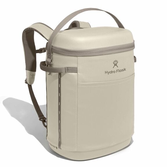 carryouttm-backpack-22-l-t0 18pco114-carryout-backpack-22l-oat-angled_1.jpg