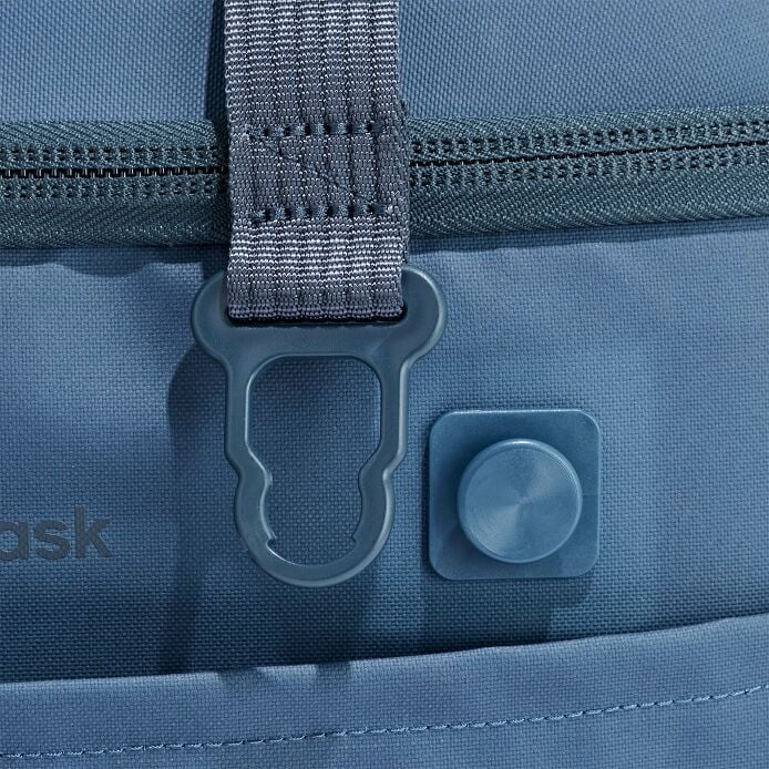 carryouttm-soft-cooler-15-l-d7 250815_hydro_cooler_details_14856_6.jpg